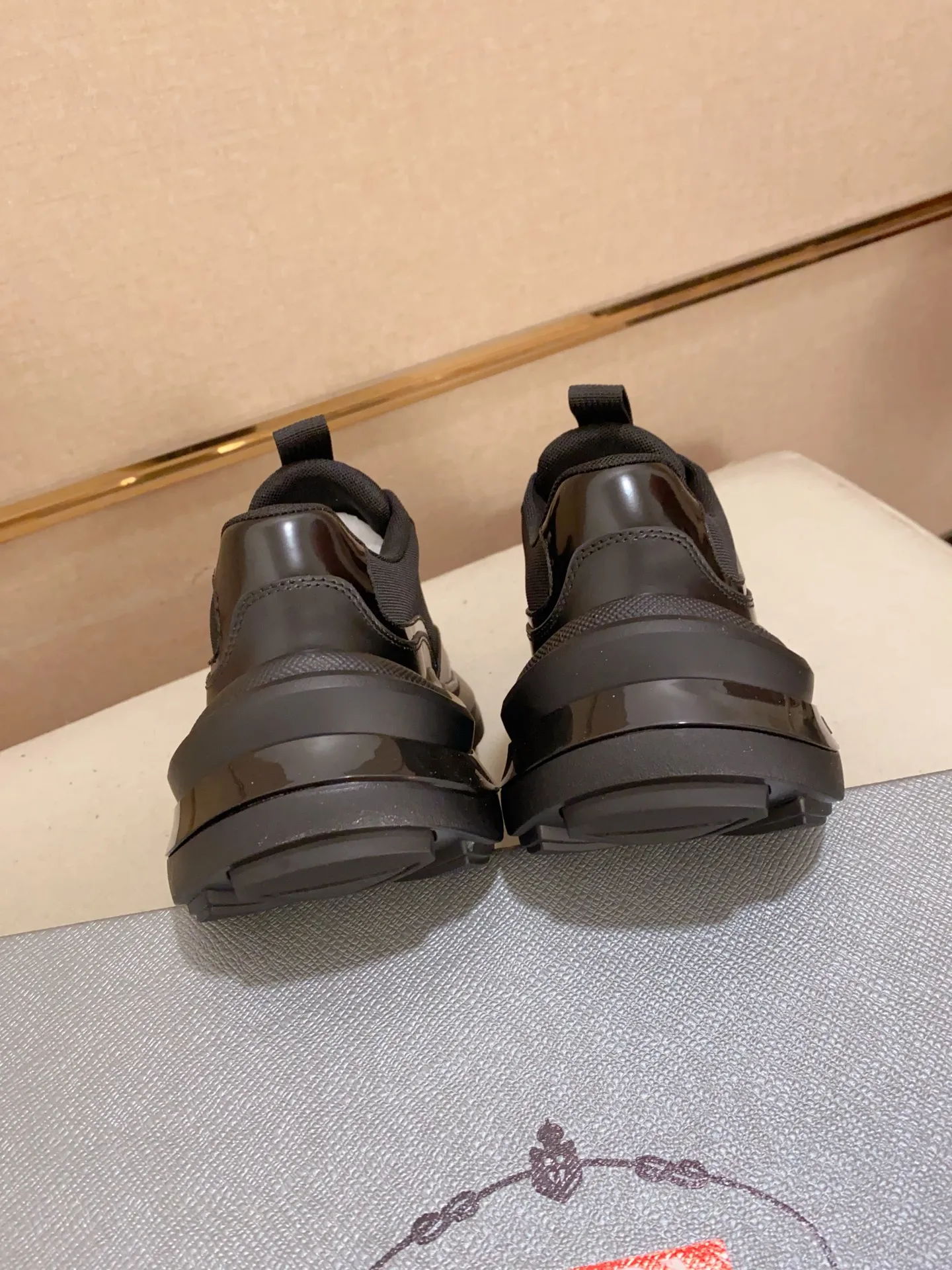 Men's shoes 💰 660💰 ✔️✔️✔️Higher version High-quality new PRADA (Prada) counters are launched simultaneously. The new men's shoes and 😘fabrics are made of high-tech glue-making technology. Lining: Full cowhide lining. 👍🏿 High-end ☄️ Air-cushion molded anti-slip foam outsole, exquisite lines, simple and elegant, comfortable and high-end for leisure travel. Code number: 38 to 44 (45 can be customized and cannot be returned or exchanged)
